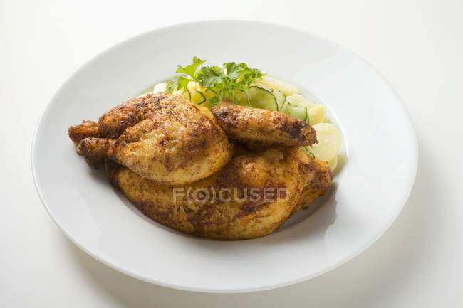 Pollo arrosto con insalata di patate e cetrioli — Foto stock