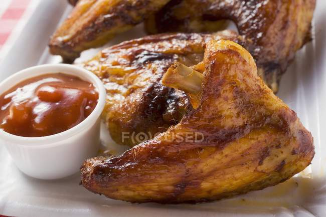 Ali di pollo alla griglia con ketchup — Foto stock