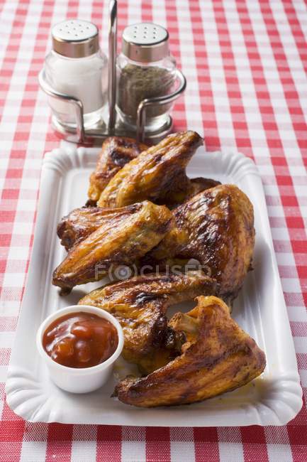 Asas de frango grelhadas com ketchup — Fotografia de Stock