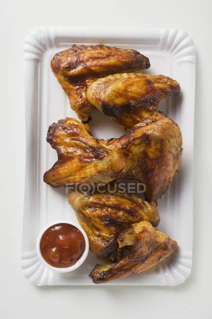 Asas de frango grelhadas com ketchup — Fotografia de Stock