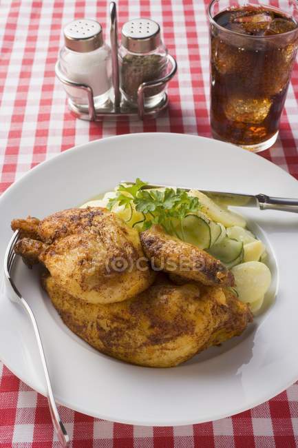 Жареная курица с картофелем и огуречным салатом — стоковое фото