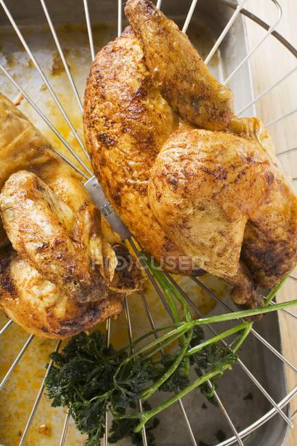 Половину жареного цыпленка — стоковое фото