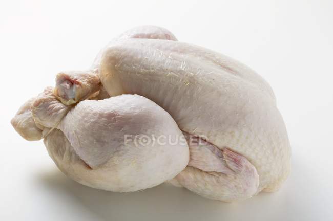 Pollo fresco listo para el horno - foto de stock