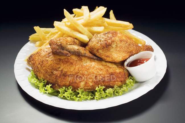 Pollo arrosto con patatine fritte — Foto stock