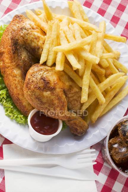 Жареная курица с жареными чипсами — стоковое фото