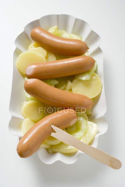 Франкфуртери з картопляним салатом — стокове фото
