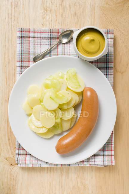 Frankfurter con ensalada de papa - foto de stock