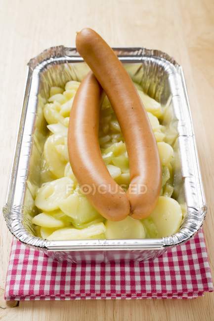 Frankfurters avec salade de pommes de terre — Photo de stock