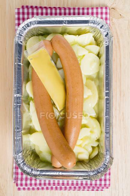 Frankfurters com salada de batata — Fotografia de Stock
