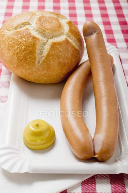 Франкфурты с горчицей и булочкой — стоковое фото
