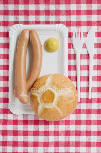 Франкфурты с горчицей и булочкой — стоковое фото