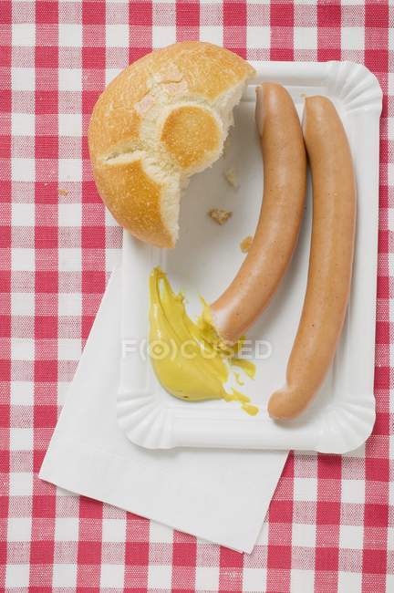 Frankfurters with mustard and bread roll — Stock Photo