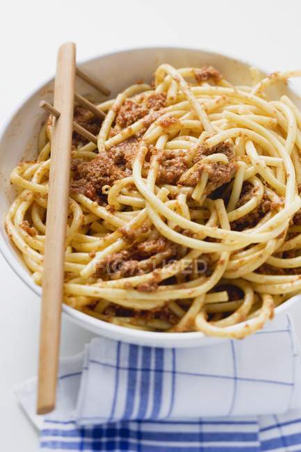 Macaroni frais à la sauce hachée — Photo de stock