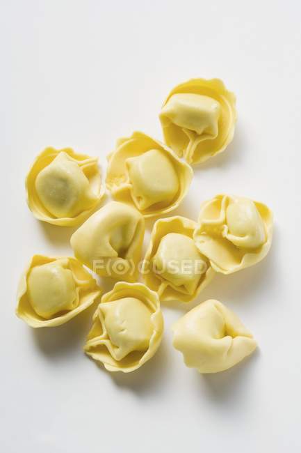 Peu de morceaux de pâtes tortellini — Photo de stock