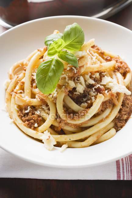 Macaroni à la sauce hachée et au parmesan — Photo de stock