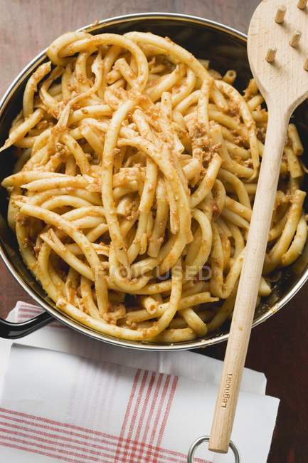 Macaroni frais à la sauce hachée — Photo de stock