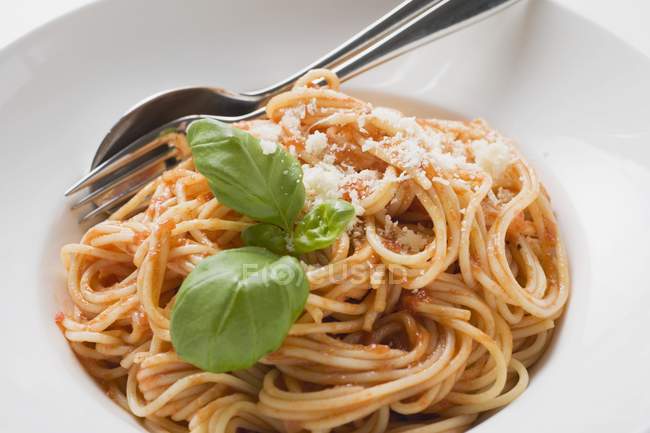 Espaguete com molho de tomate e manjericão — Fotografia de Stock
