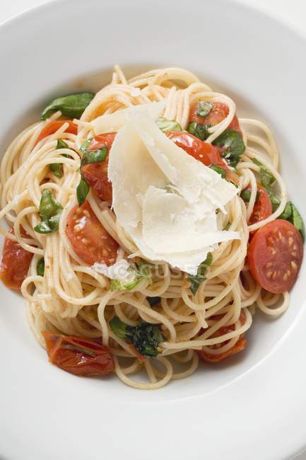 Спагетті з помідорами Черрі та сиром Пармезан — стокове фото