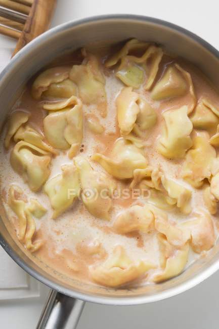 Tortellini con crema di pomodoro — Foto stock