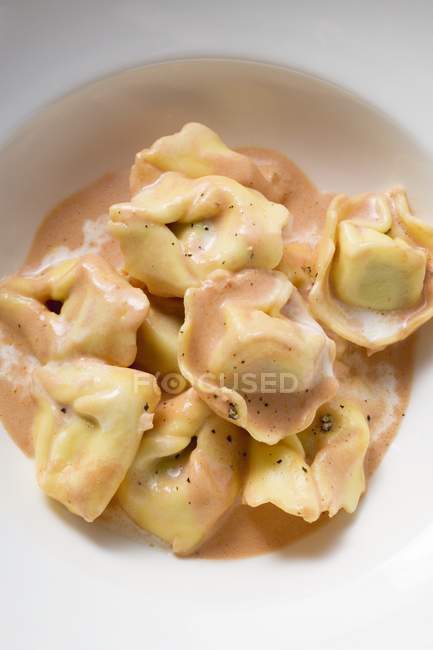 Tortellini-Nudeln mit Tomatencremesauce — Stockfoto
