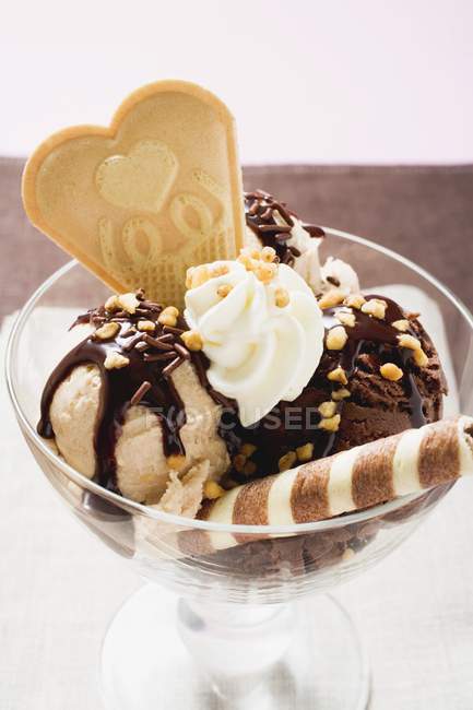 Nahaufnahme von Schokolade-Nuss-Eisbecher mit Sahne und Waffeln — Stockfoto