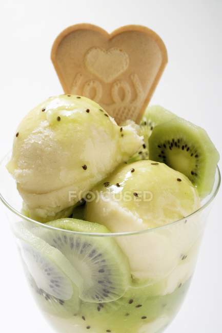 Frutas frescas de kiwi - foto de stock