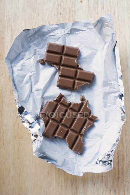 Barretta di cioccolato parzialmente mangiata — Foto stock