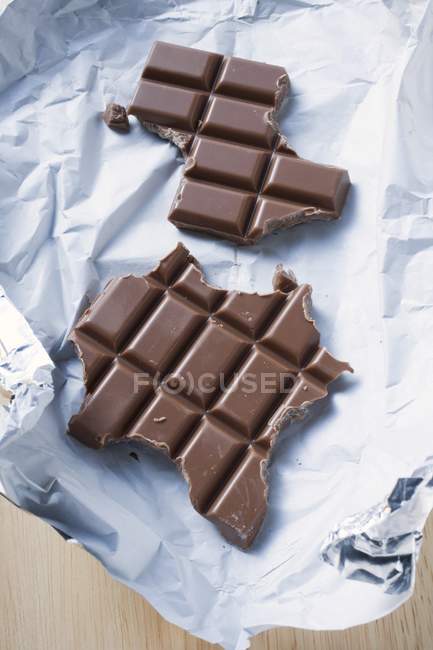 Barretta di cioccolato parzialmente mangiata — Foto stock