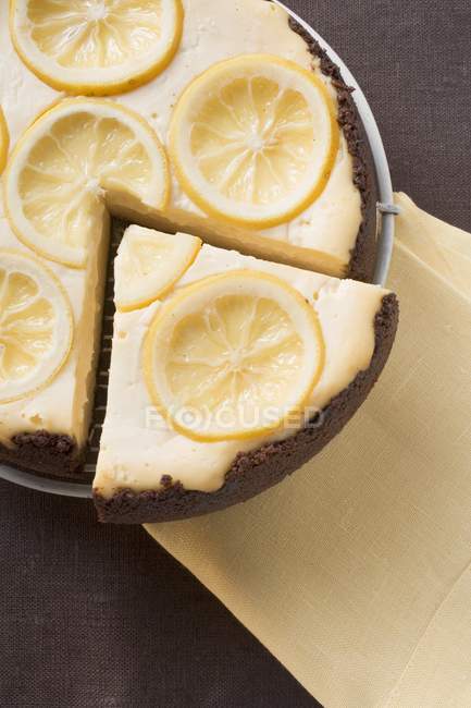 Zitronentarte in Scheiben geschnitten — Stockfoto