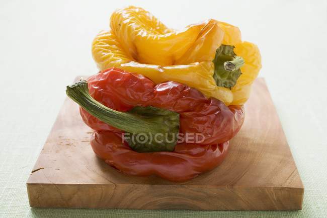 Gegrillte Paprika auf Schneidebrett — Stockfoto