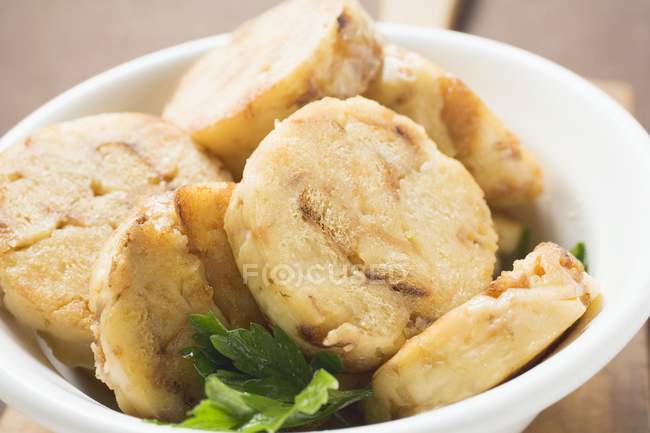 Napkin dumpling slices with parsley in bowl — Stock Photo