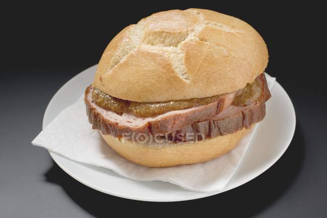 Леберксе и горчица в рулоне — стоковое фото