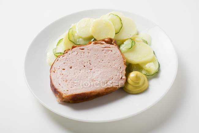 Leberkase e salada de batata e pepino — Fotografia de Stock