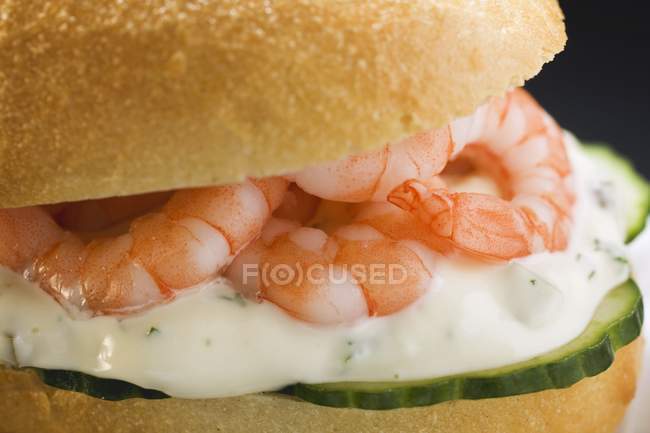 Rolo de pão cheio de camarões — Fotografia de Stock