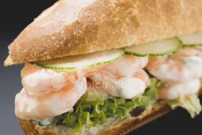 Rolo de pão cheio de camarões — Fotografia de Stock