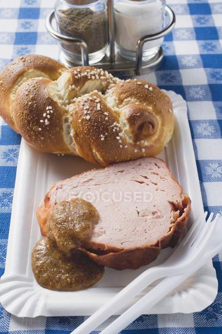 Pão de carne de Leberkse com mostarda — Fotografia de Stock