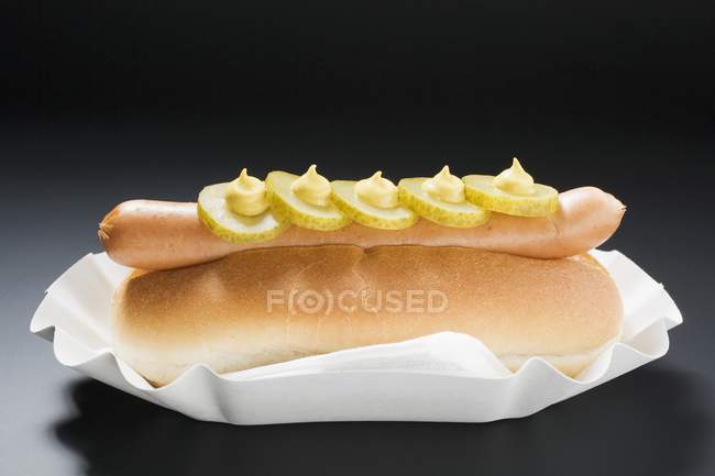 Hot dog aux cornichons et moutarde — Photo de stock