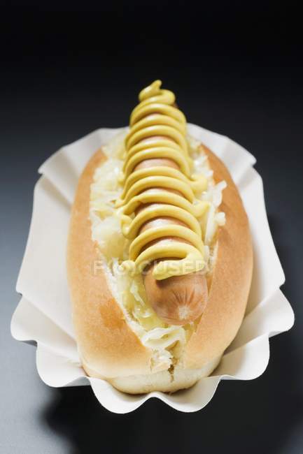 Хот-дог с квашеной капустой и горчицей — стоковое фото