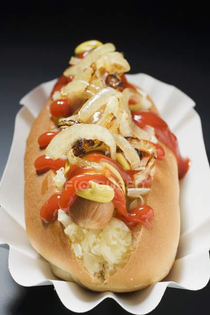 Hot dog à la choucroute et aux oignons — Photo de stock