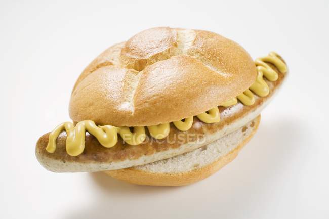 Salsicha e mostarda em pão — Fotografia de Stock