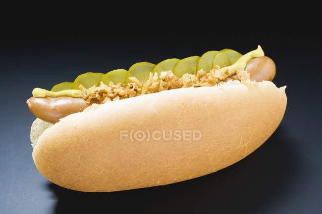 Hot dog con pepinillos y mostaza - foto de stock