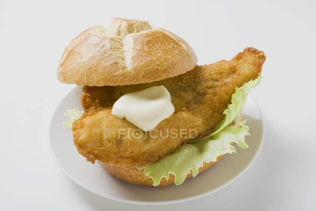 Breaded fish fillet in bread roll — Stock Photo