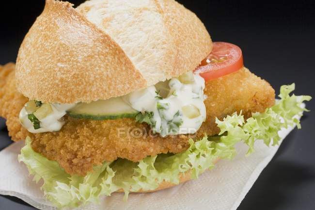 Closeup view of breaded Escalope in a bread roll with Remoulade — Stock Photo