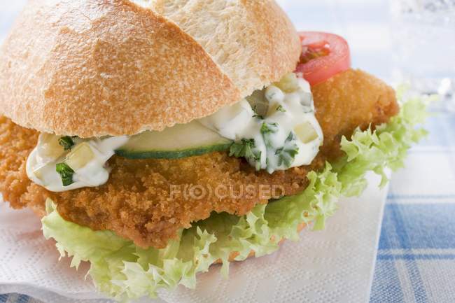 Closeup view of breaded escalope in a bread roll with Remoulade — Stock Photo