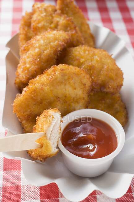 Pepite di pollo con ketchup — Foto stock