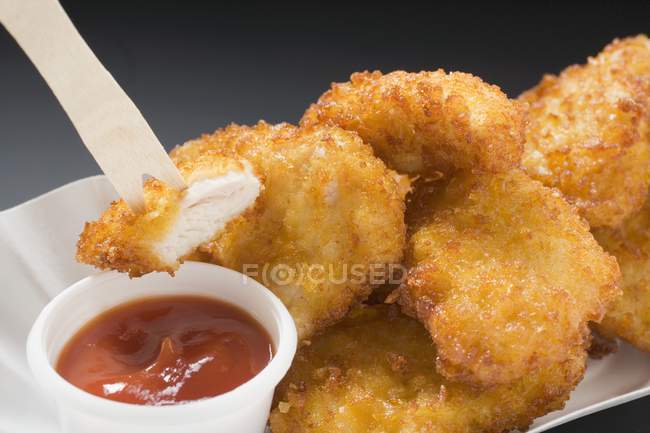 Nuggets de frango com ketchup — Fotografia de Stock