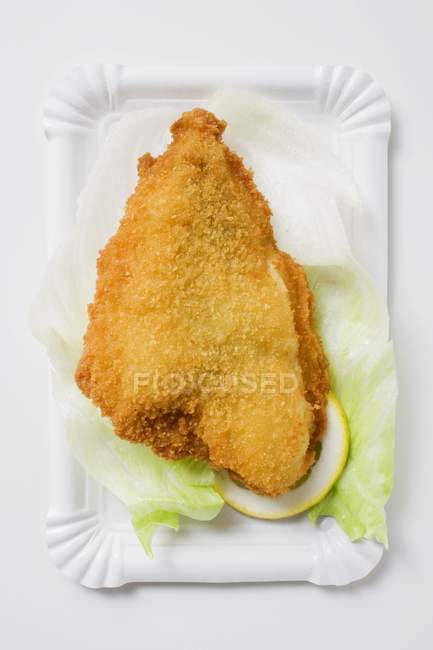 Paniertes Fischfilet auf Salatblatt — Stockfoto