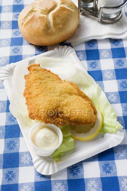 Filete de pescado frito empanado con mayonesa - foto de stock