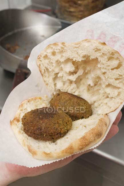 Pão de pita cheio de bolas de grão de bico de falafel — Fotografia de Stock