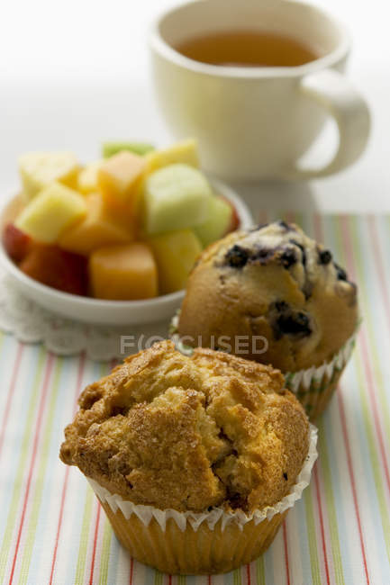 Muffins en mesa de desayuno - foto de stock